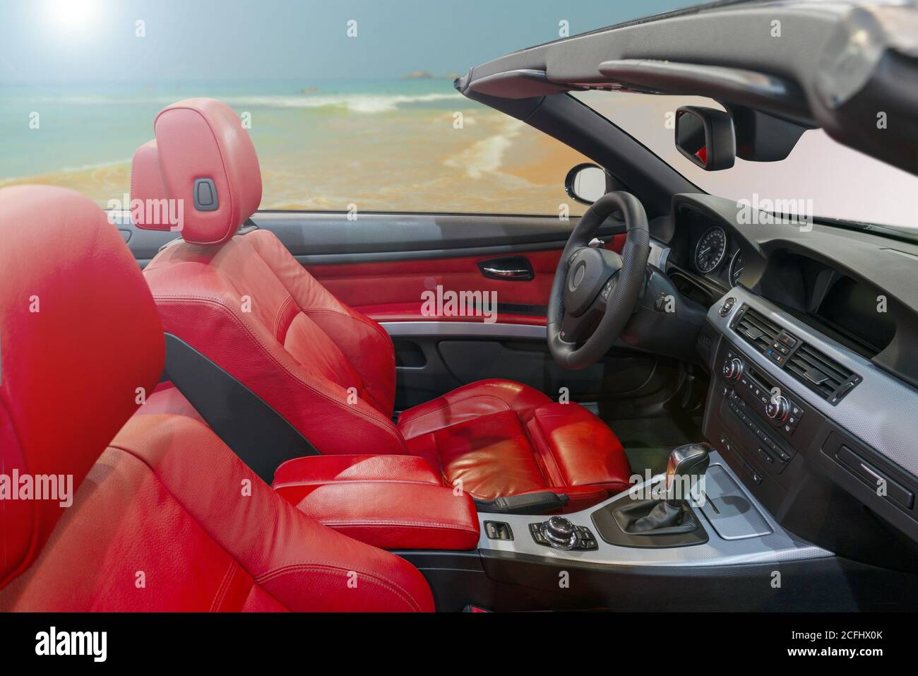 Interieur eines modernen Cabriolets mit roten Ledersitzen Stockfoto