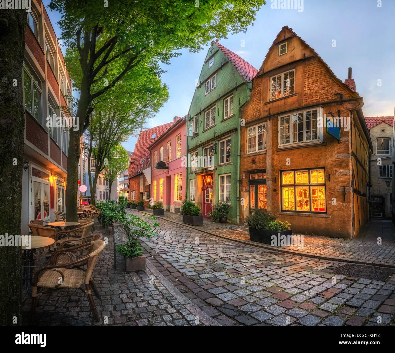 Schnoor - malerisches historisches Viertel mit Kopfsteinpflasterstraßen und kleinen bunten Häusern in Bremen (HDR-Bild) Stockfoto