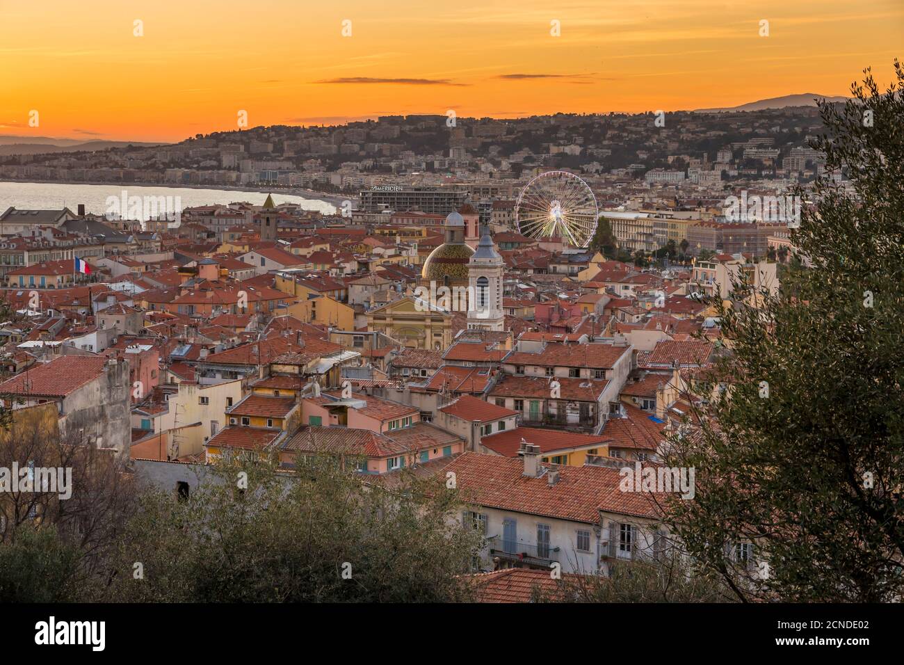 Erhöhter Blick vom Burghügel über die Altstadt bei Sonnenuntergang, Nizza, Alpes Maritimes, Cote d'Azur, Französische Riviera, Provence, Frankreich, Mittelmeer Stockfoto