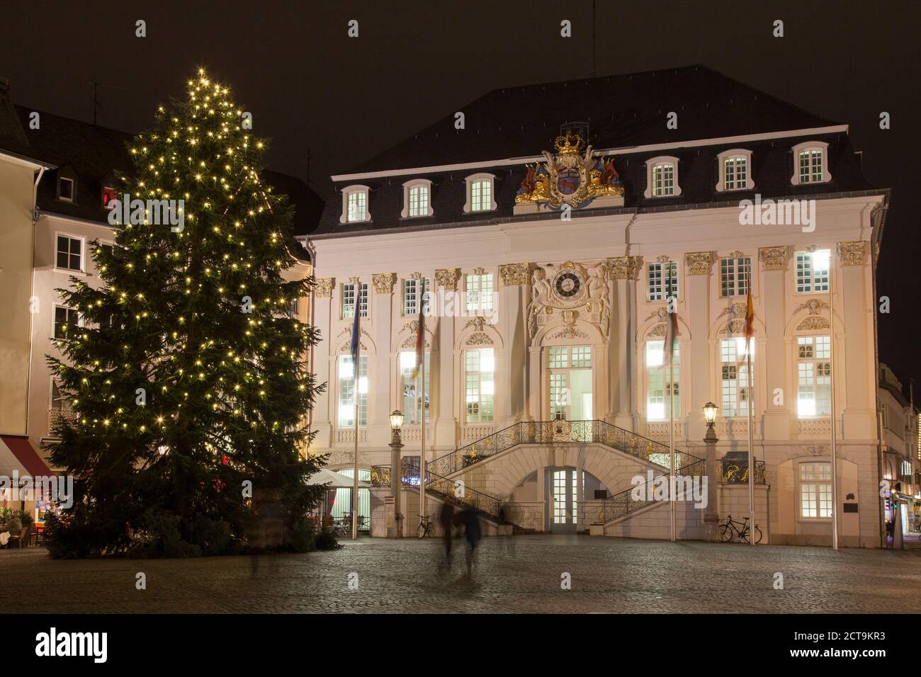 Deutschland, Nordrhein-Westfalen, Bonn, Weihnachtsbaum am Rathaus Stockfoto