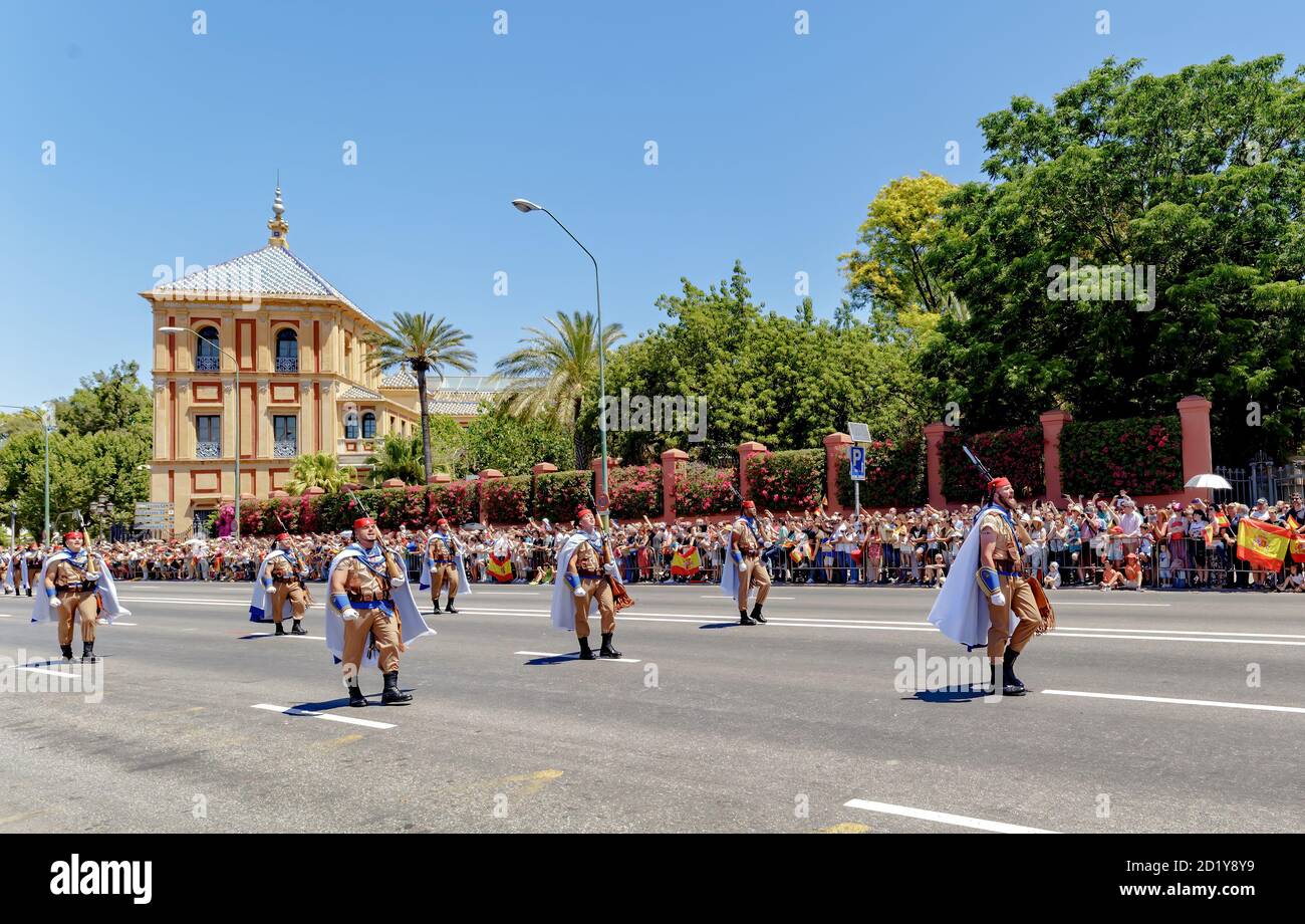 Sevilla, Spanien - 01. Juni 2019: Einheimische reguläre Streitkräfte von Melilla während der Ausstellung des spanischen Armeetag in Sevilla, Spanien Stockfoto