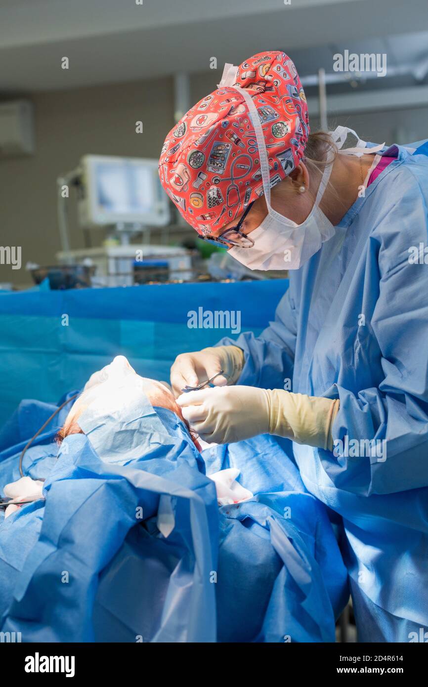 Blepharoplastik, Operation, um die Taschen unter seinen Augen zu entfernen, Clinique esthétique Aquitaine, Bordeaux, Frankreich. Stockfoto