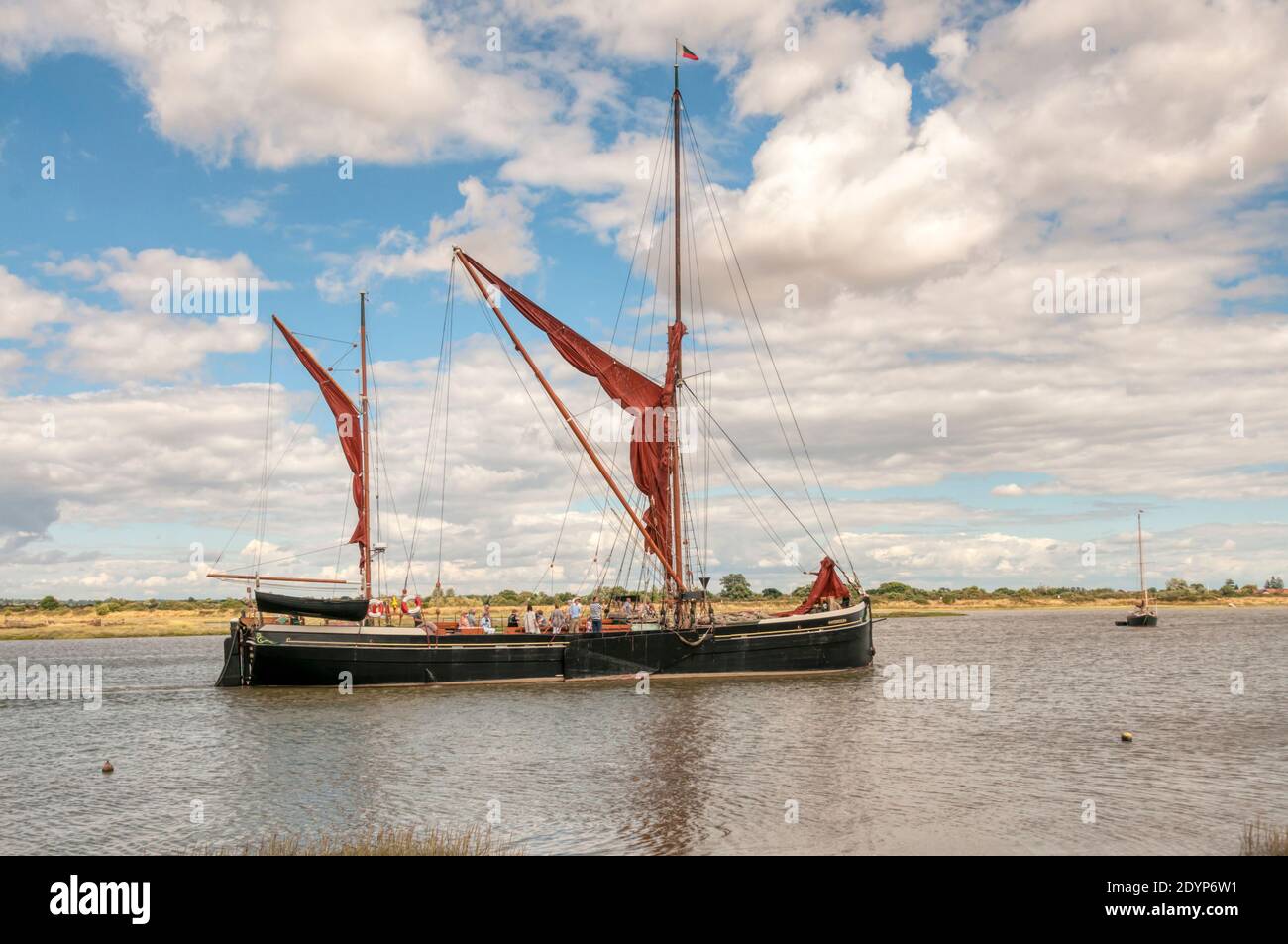 Die Thames-Segelbarge SB Hydrogen, die nun Vergnügungsfahrten auf der Schwarzwassermündung bei Maldon in Essex macht. Stockfoto