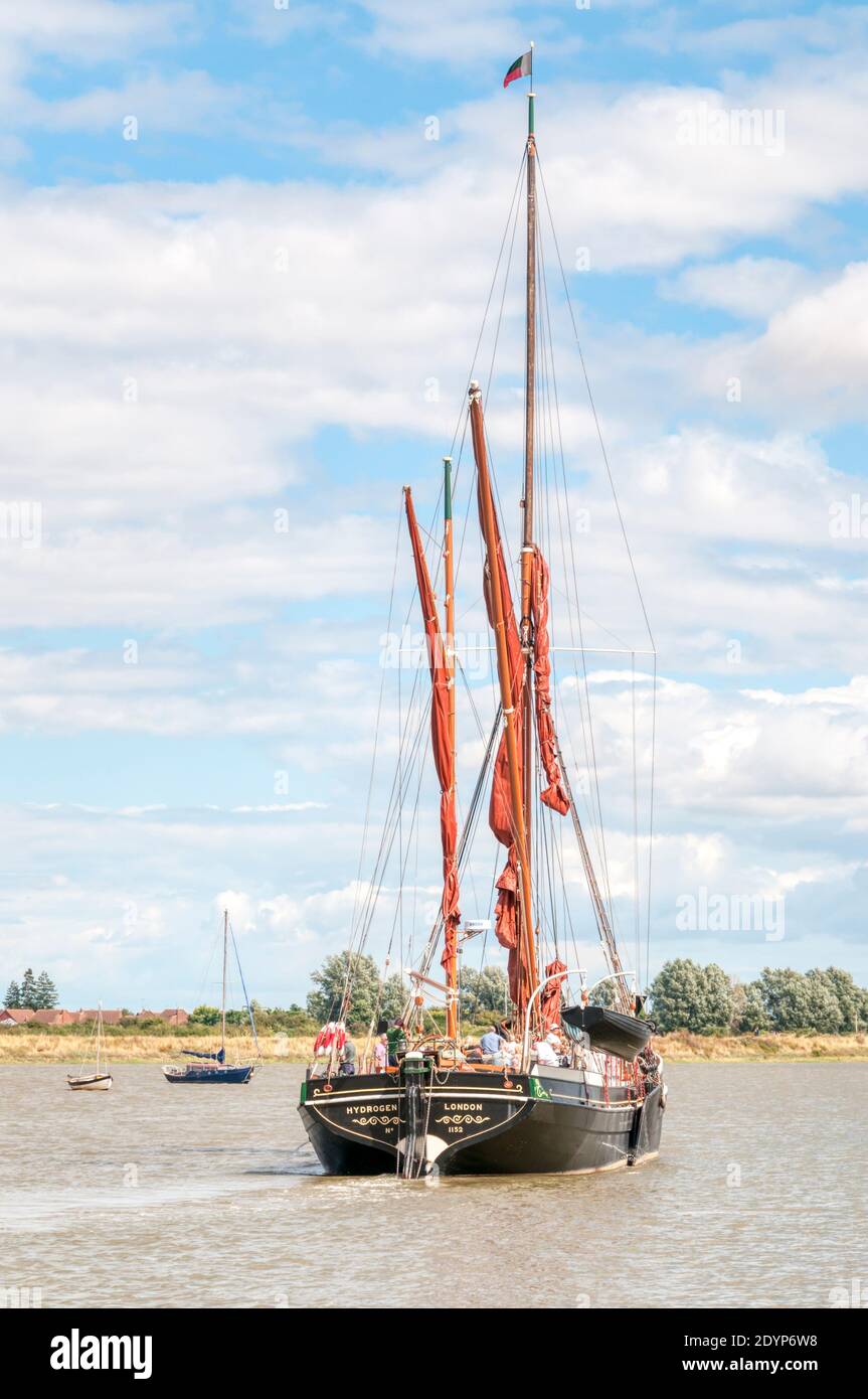 Die Thames-Segelbarge SB Hydrogen, die nun Vergnügungsfahrten auf der Schwarzwassermündung bei Maldon in Essex macht. Stockfoto