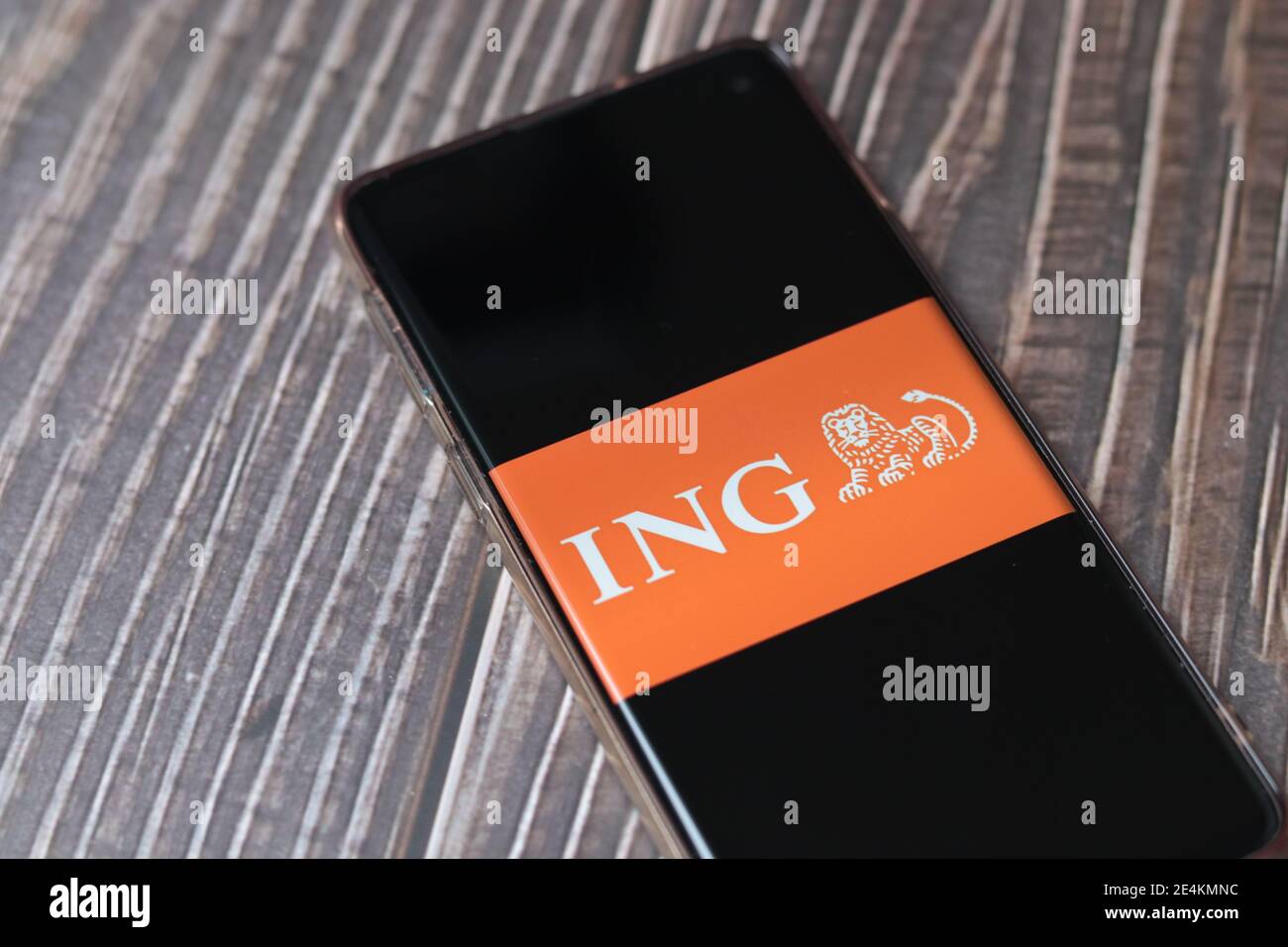 BERLIN, DEUTSCHLAND - 22. Jan 2021: Logo von ING auf einem Smartphone, ING Groep N.V. ist ein niederländischer multinationaler Bank- und Finanzdienstleistungskonzern, Concept Stockfoto