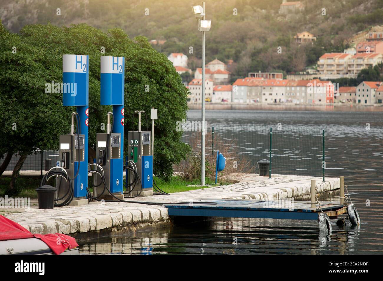 Wasserstofftankstelle für Boote am Pier Stockfoto