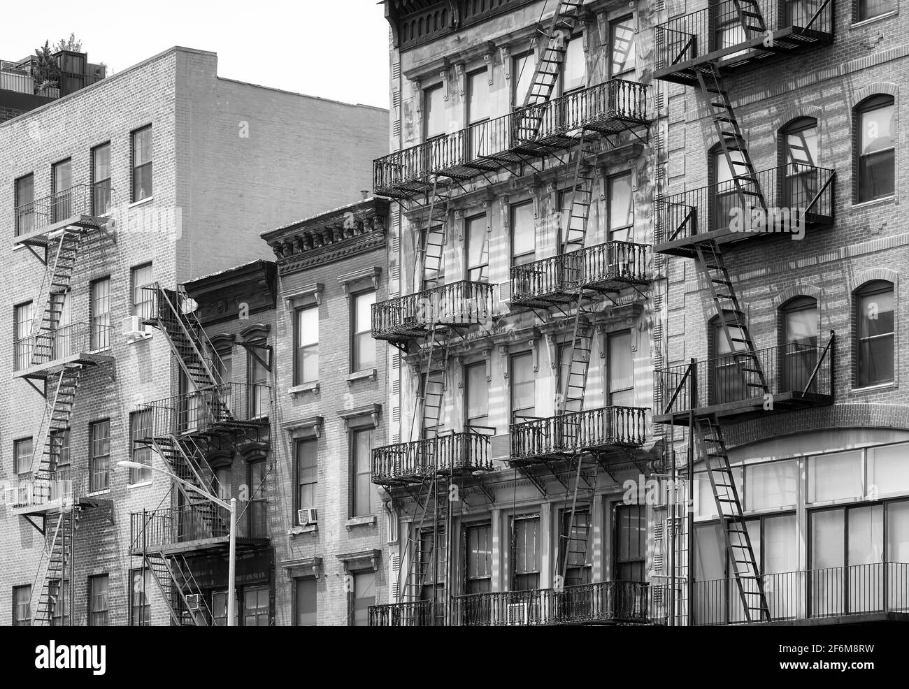 Schwarz-Weiß-Bild von New Yorker alten Gebäuden mit Feuerausbrüchen, USA. Stockfoto