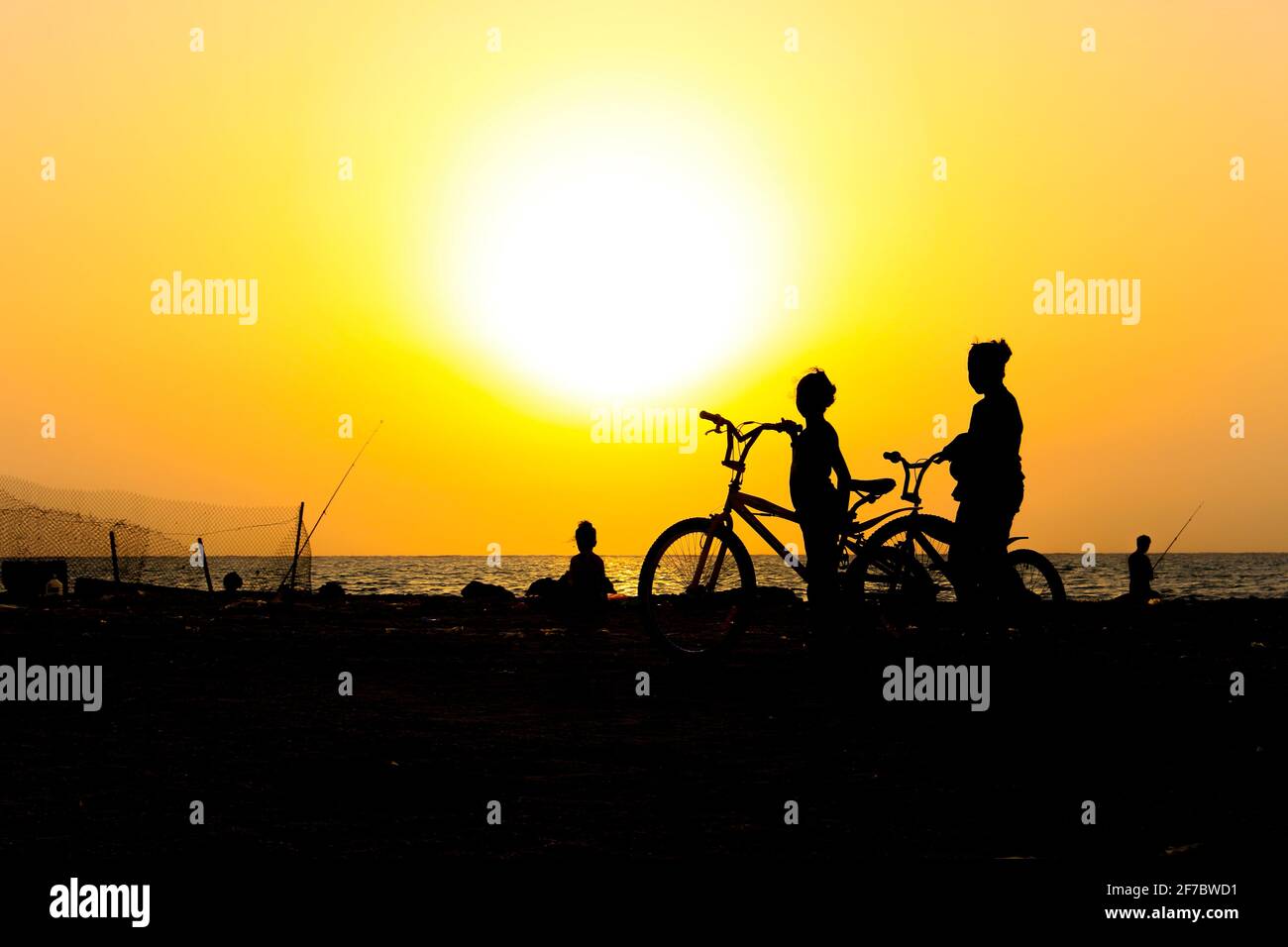 Silhouettenfotos bei Sonnenuntergang Stockfoto