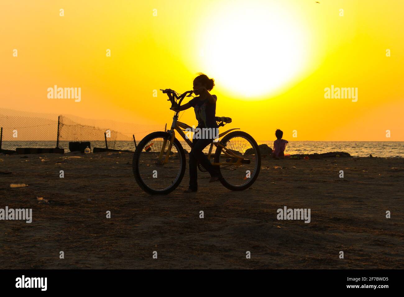 Silhouettenfotos bei Sonnenuntergang Stockfoto