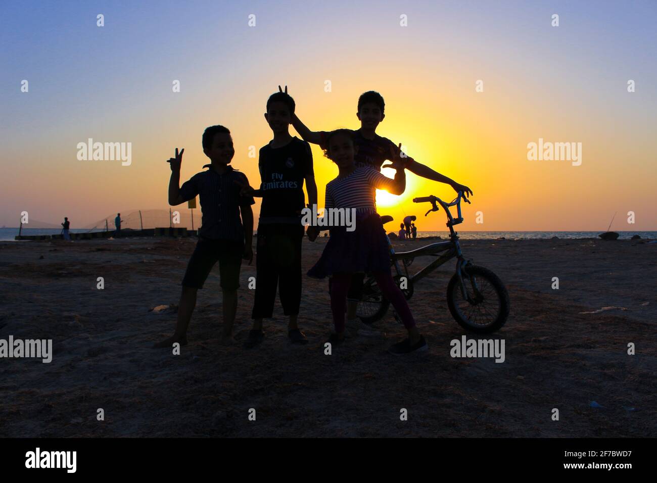 Silhouettenfotos bei Sonnenuntergang Stockfoto