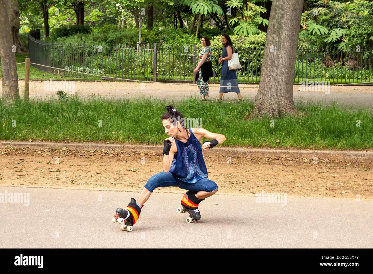 LONDON HYDE PARK LONDON 'S KULTURELLE VIELFALT GLÜCKLICH ROLLER SKATER IN DER SERPENTINE STRASSE SKATEN ZU MUSIK Stockfoto