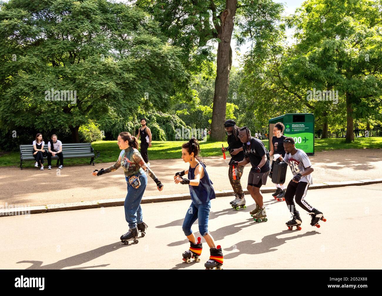 LONDON HYDE PARK LONDON 'S KULTURELLE VIELFALT GLÜCKLICH ROLLER SKATER IN SERPENTINE ROAD SKATING ZU MUSIK Stockfoto