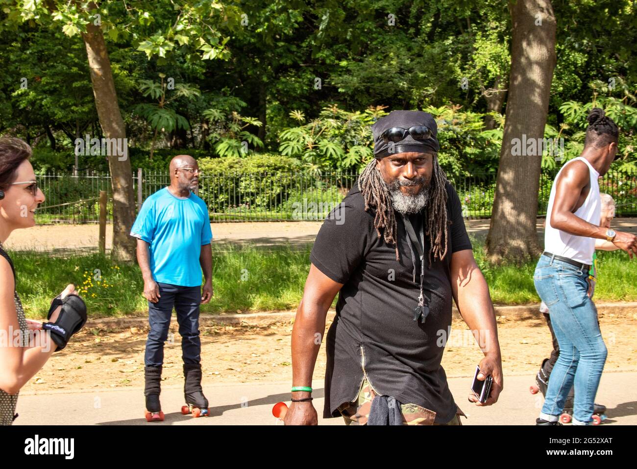 LONDON HYDE PARK LONDON 'S KULTURELLE VIELFALT GLÜCKLICH ROLLER SKATER IN DER SERPENTINE STRASSE SKATEN ZU MUSIK Stockfoto