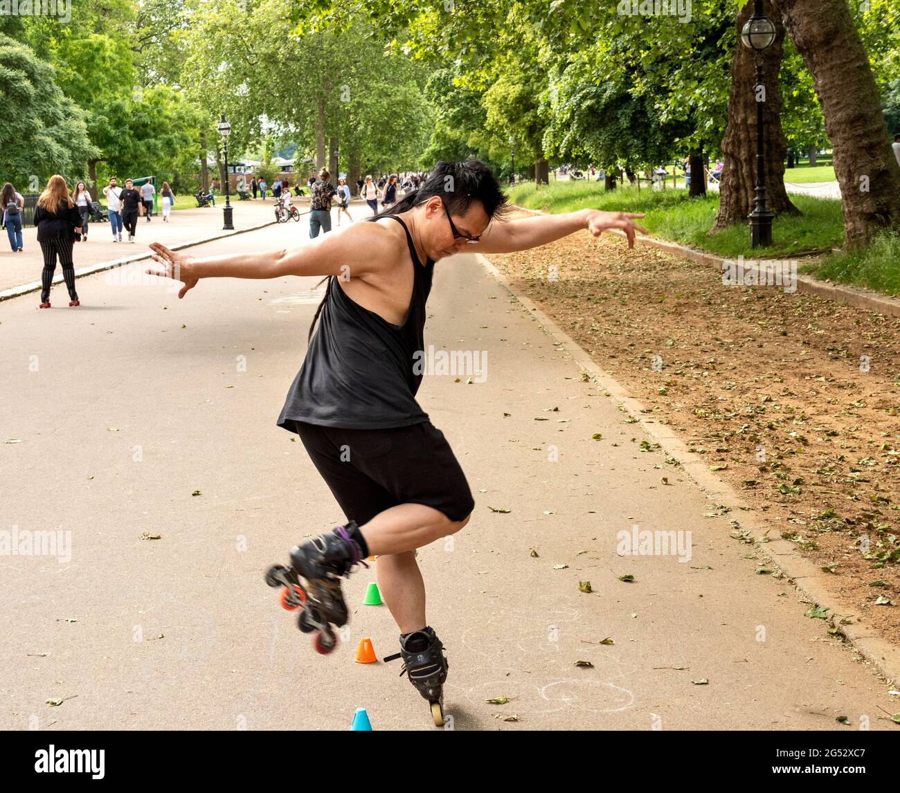 LONDON HYDE PARK LONDONS KULTURELLE VIELFALT EINTEILIGER ROLLSCHUHLÄUFER IN DER SERPENTINEN-STRASSE Stockfoto