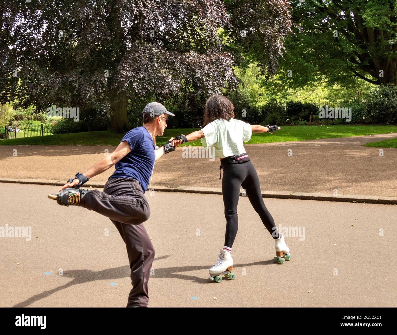 LONDON HYDE PARK DIE KULTURELLE VIELFALT LONDONS IST EIN STILVOLLES ROLLSCHUHFAHREN IN DER SERPENTINEN-STRASSE Stockfoto