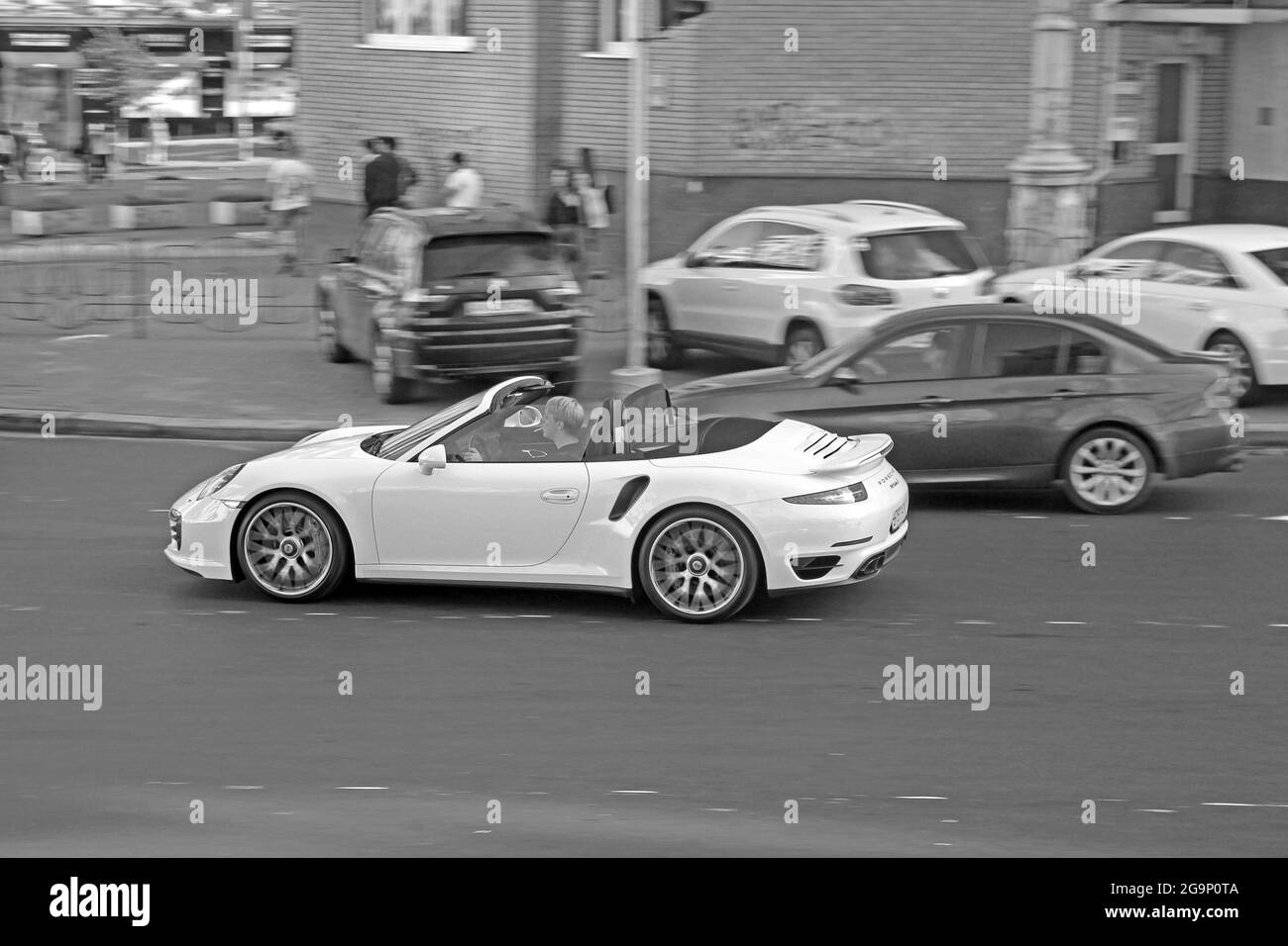 Kiew, Ukraine - 3. September 2017: Weißes Cabriolet in Bewegung. Porsche 911 Turbo S Cabriolet (991) in Bewegung. Schwarzweiß-Foto Stockfoto