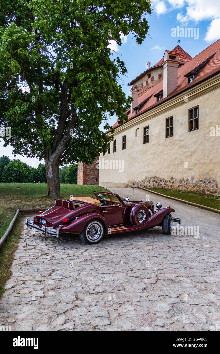 Luxuriöses klassisches Cabrio-Sportwagen auf dem Parkplatz Mansion Stockfoto