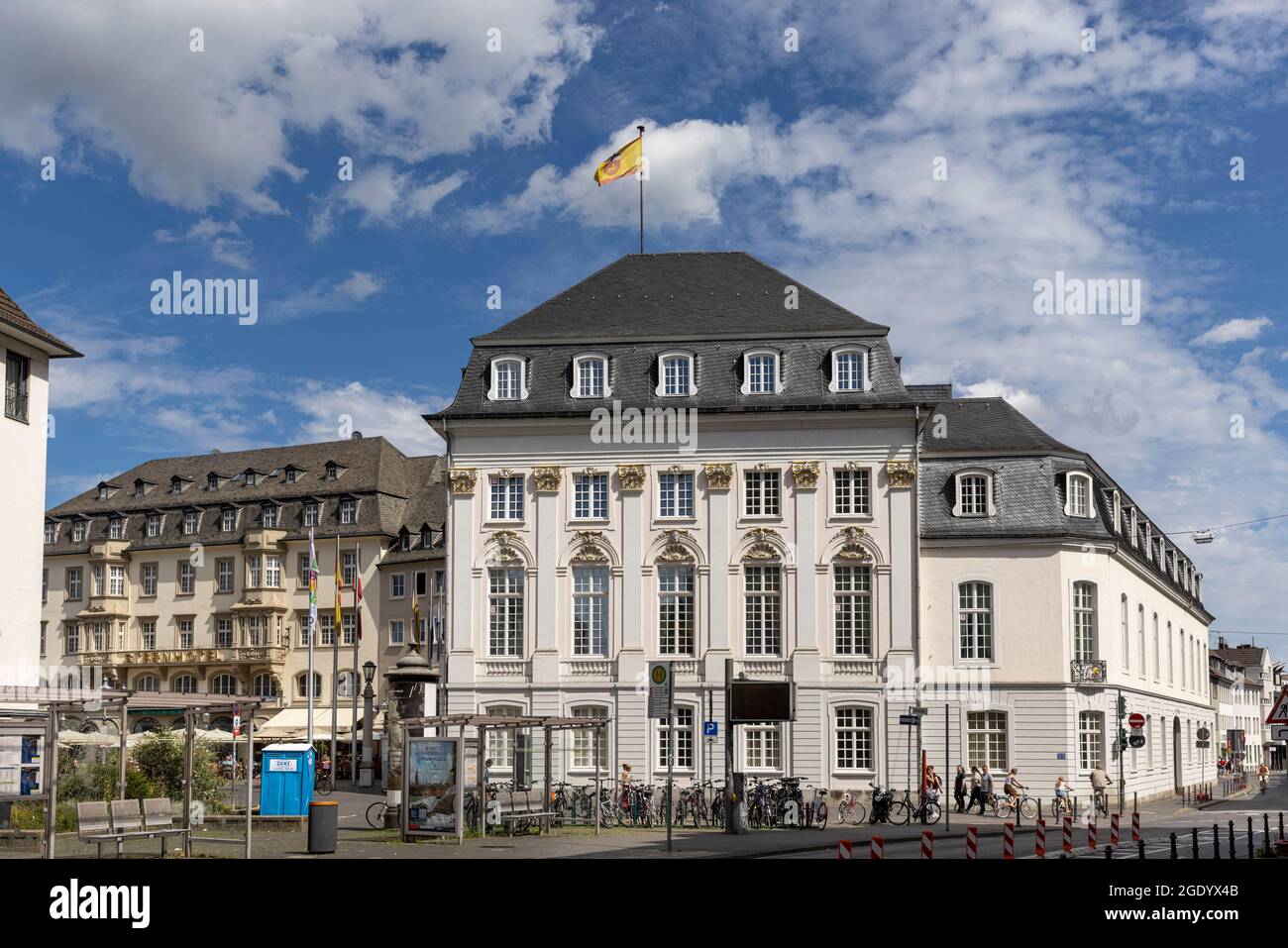 Touristen besuchen den Bonner Marktplatz vor dem alten Rathaus Stockfoto