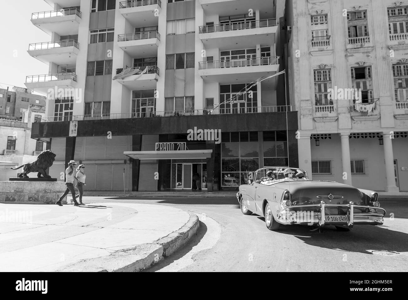 HAVAN, KUBA - 08. Jan 2020: Eine Graustufenaufnahme eines amerikanischen Cabriolets aus den 50er Jahren, das durch die Prado-Straße in Havanna, Kuba, fährt Stockfoto