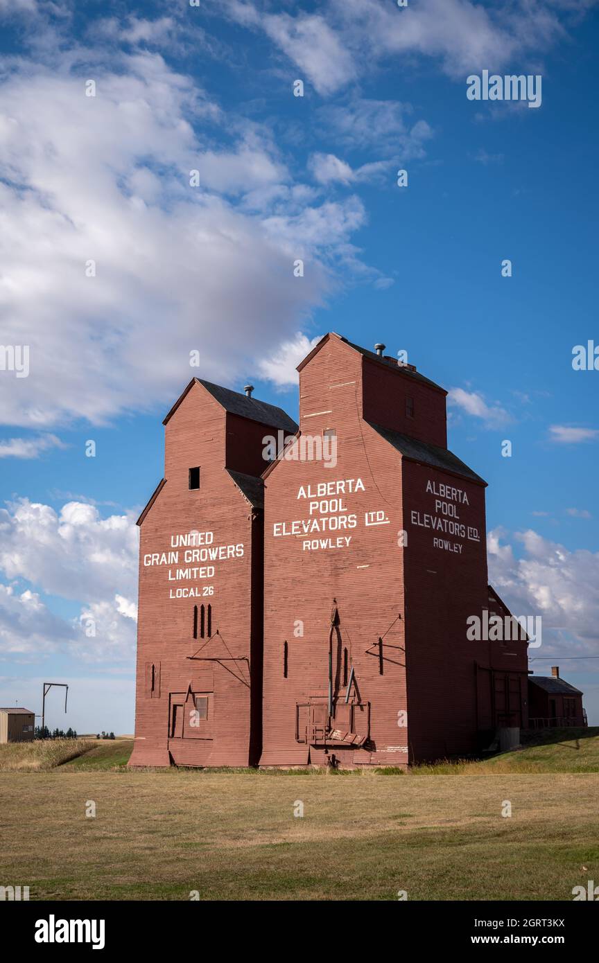 Rowley, Alberta - 6. September 2021: Historische Getreideaufzüge in der Geisterstadt Rowley. Stockfoto