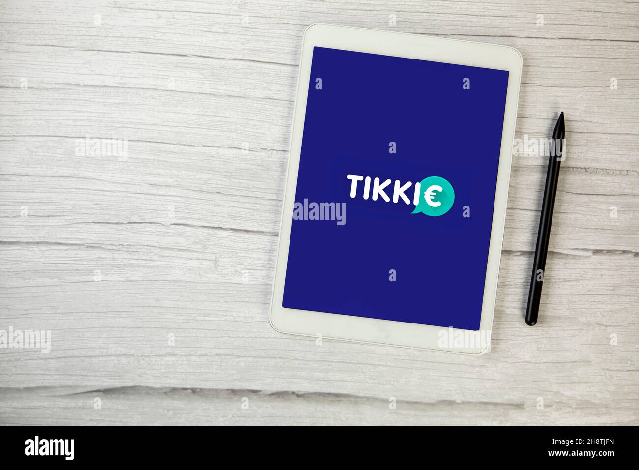 Niederlande, Dezember 2021 Mobile App Tikkie. Tikkie ist eine populäre niederländische App, mit der Sie Geld zurückfordern können, wenn Sie vorgerückt sind. Geld überweisen Stockfoto