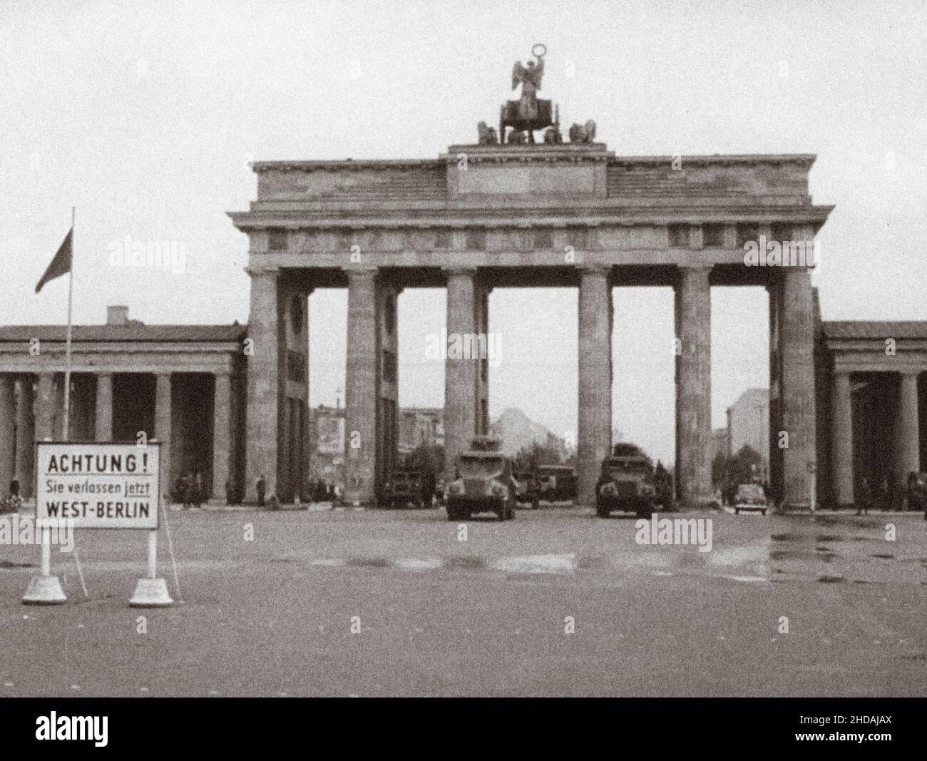 Berliner Krise von 1961. DDR-Patrouillen in der Nähe des Brandenburger Tors. Die Serie der archivel-Fotos zeigt das Reiseverbot zwischen Ost und Wes im August 1961 Stockfoto