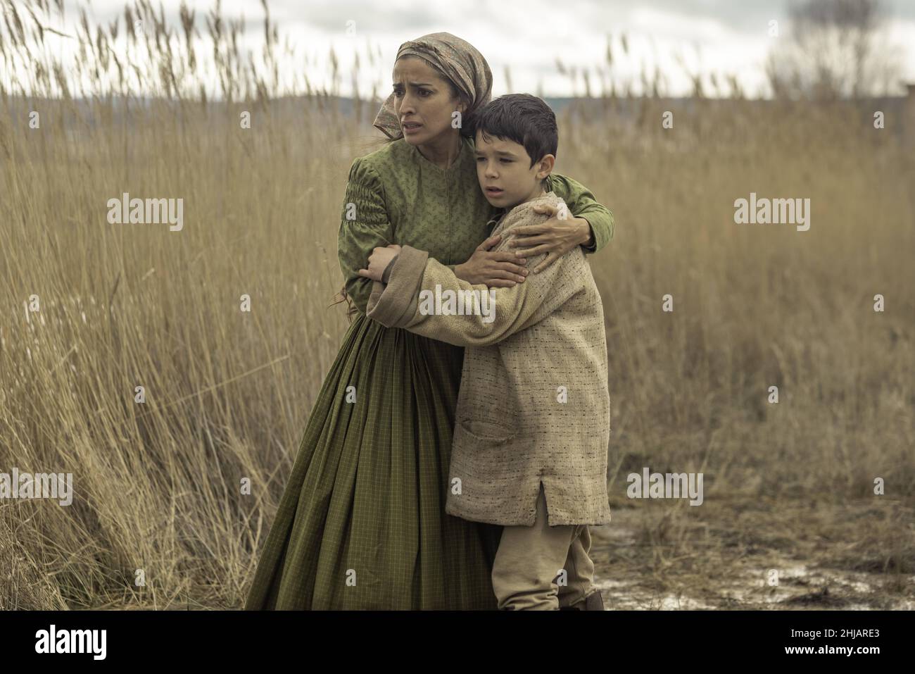 VERÖFFENTLICHUNGSDATUM: Januar, 2022 TITEL: The Wasteland aka El Paramo STUDIO: Netflix REGIE: David Casademunt. HANDLUNG: Das ruhige Leben einer vom Rest der Gesellschaft isolierten Familie wird von einer schrecklichen Kreatur gestört, die die Verbindungen, die sie miteinander verbinden, auf die Prüfstände setzt. MIT INMA CUESTA als Lucia, ASIER FLORES als Diego. (Kreditbild: © Netflix/Entertainment Picturs) Stockfoto