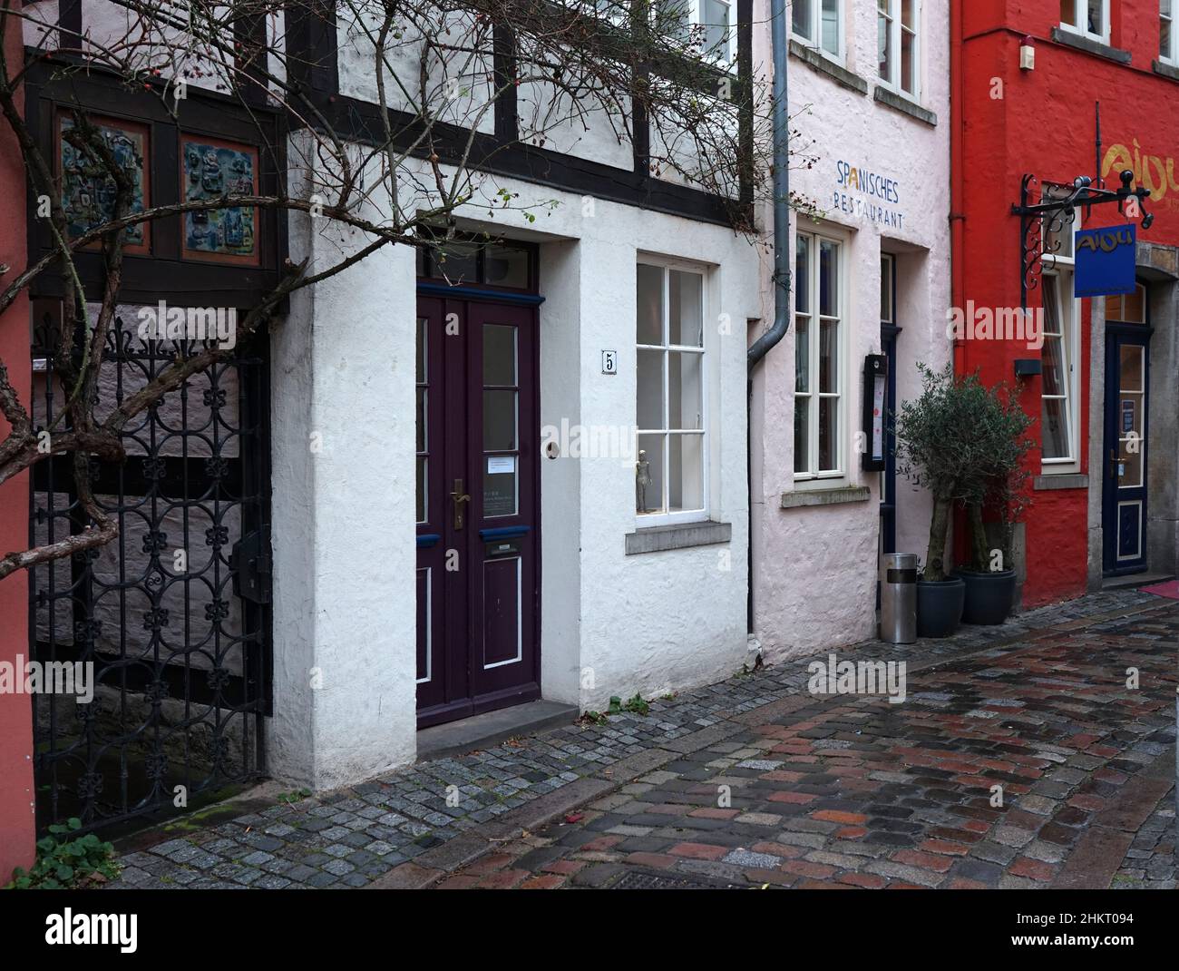 Bremen, Deutschland - Jan 16 2022 Ein kurioses Tor und ein spanisches Restaurant im alten Bremer Stadtteil Schnoor Stockfoto