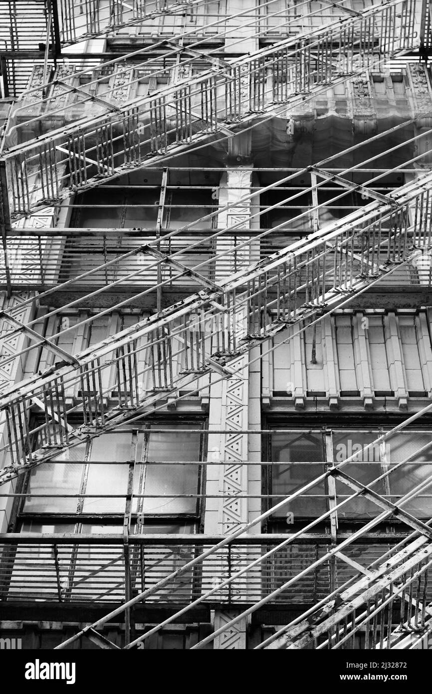 Alte Feuertreppe und Plattform in der Innenstadt von Chicago in schwarz-weißen Graustufen. Stockfoto