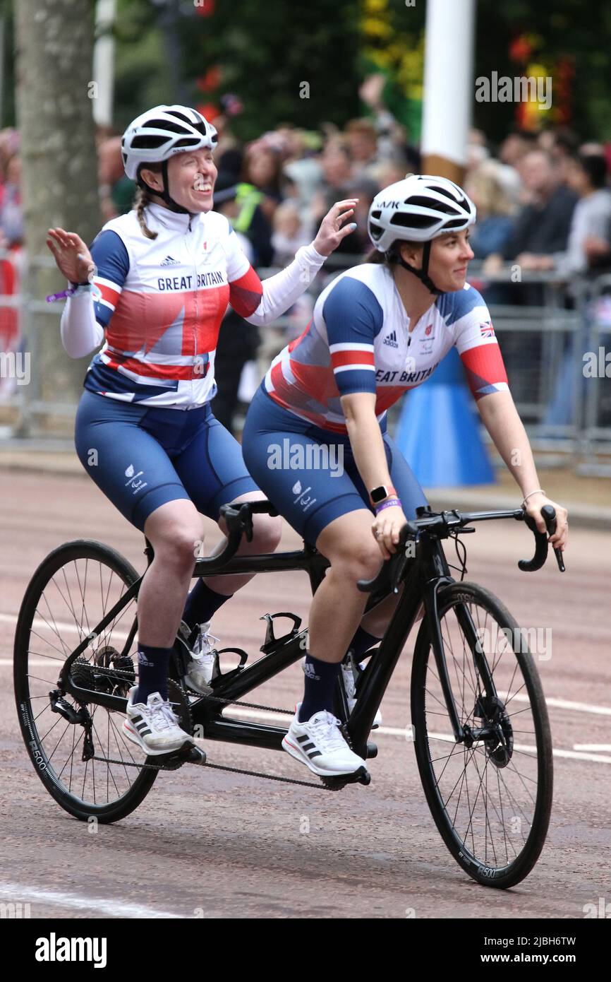 LoRa Marie Facie, MBE mit Pilot Corrine Hall. LoRa ist ein sehbehinderter englischer Rennradfahrer, der an para-Cycling Tandem Road & Track-Events antritt. Sie ist zweifache Weltmeisterin und Paralympische Goldmedaillengewinnerin. Auf dem Tandemrad beim Platinum Jubilee Pageant 2022 in der Mall, London Stockfoto