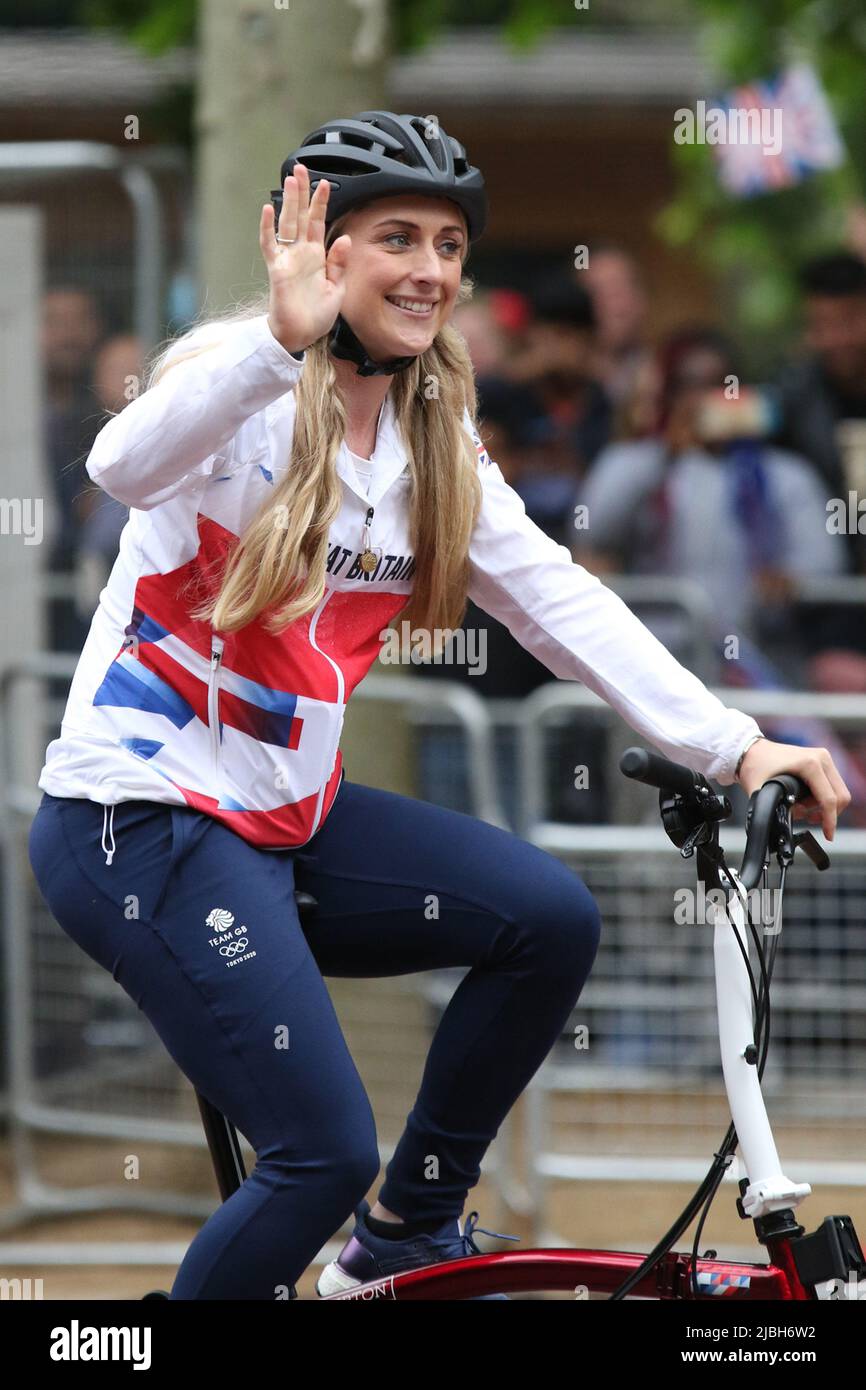 Laura Kenny ( Trott ) Britische GB Goldmedaille Radfahrerin beim Platinum Jubilee Pageant 2022 in The Mall, London Stockfoto