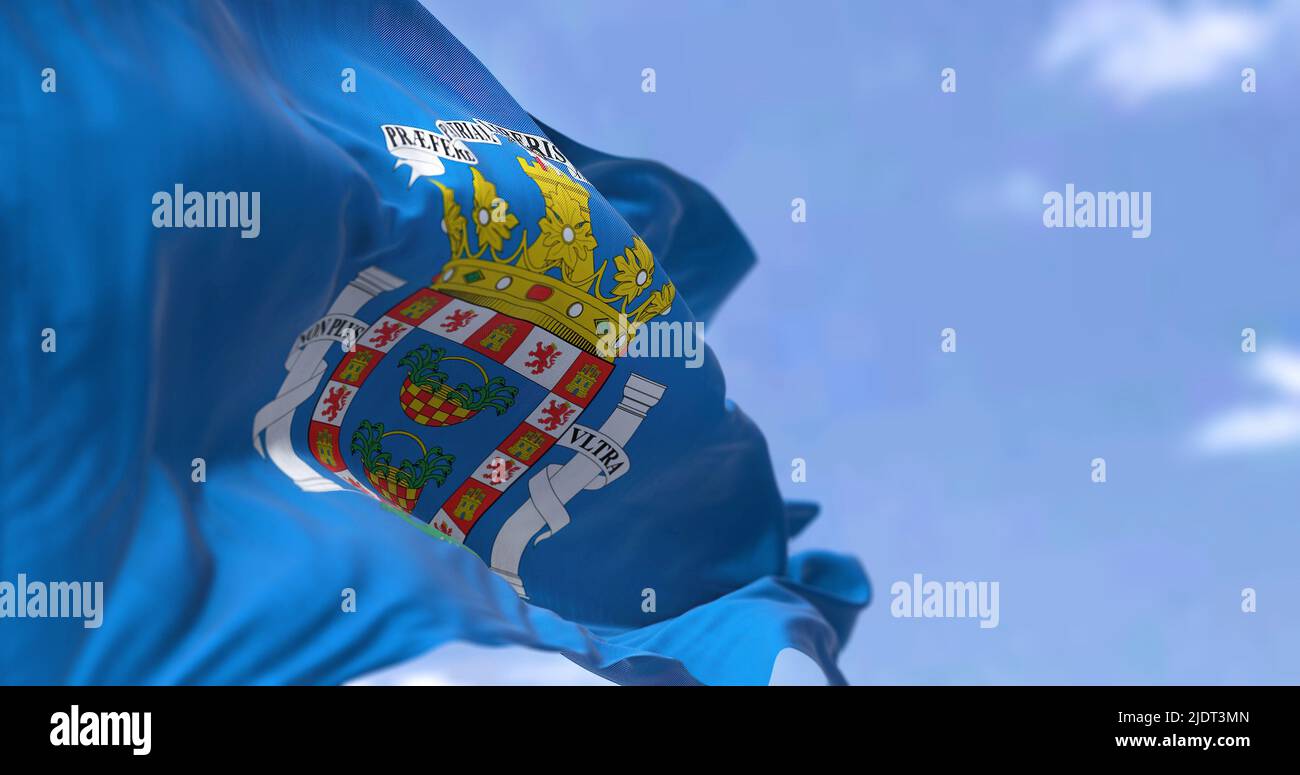 Rückansicht der Mellla-Stadtflagge, die an einem klaren Tag im Wind schwenkt. Melilla ist eine von zwei autonomen Städten Spaniens, die sich im nordafrikanischen Land befinden. Se Stockfoto