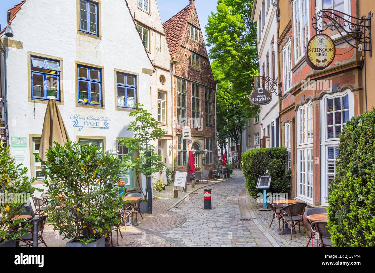 Alte Häuser in der Kopfsteinpflasterstraße des Bremer Schnoor-Bezirks Stockfoto