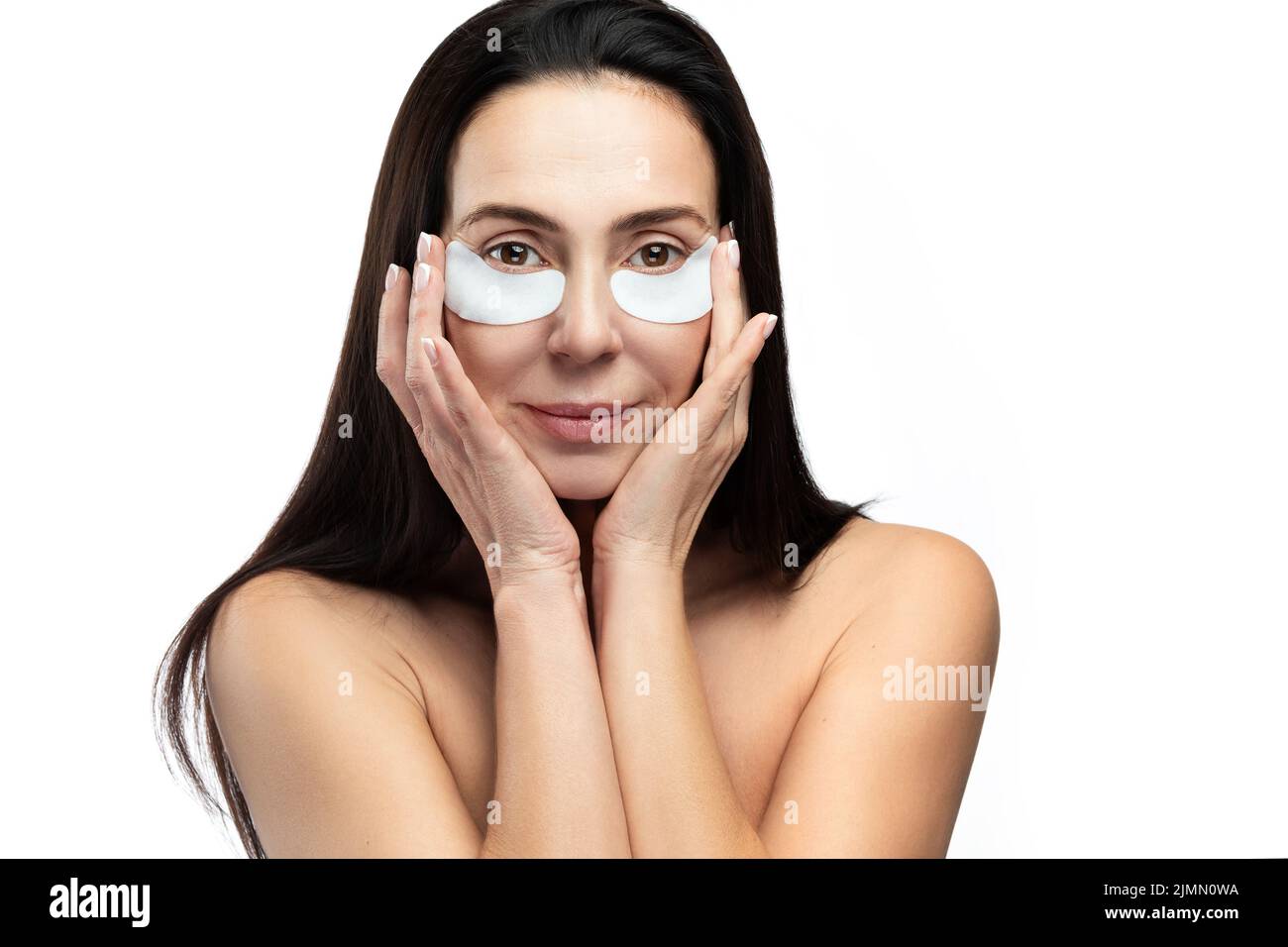 Frau mittleren Alters mit aufgetragenen Laken unter ihren Augen. Stockfoto