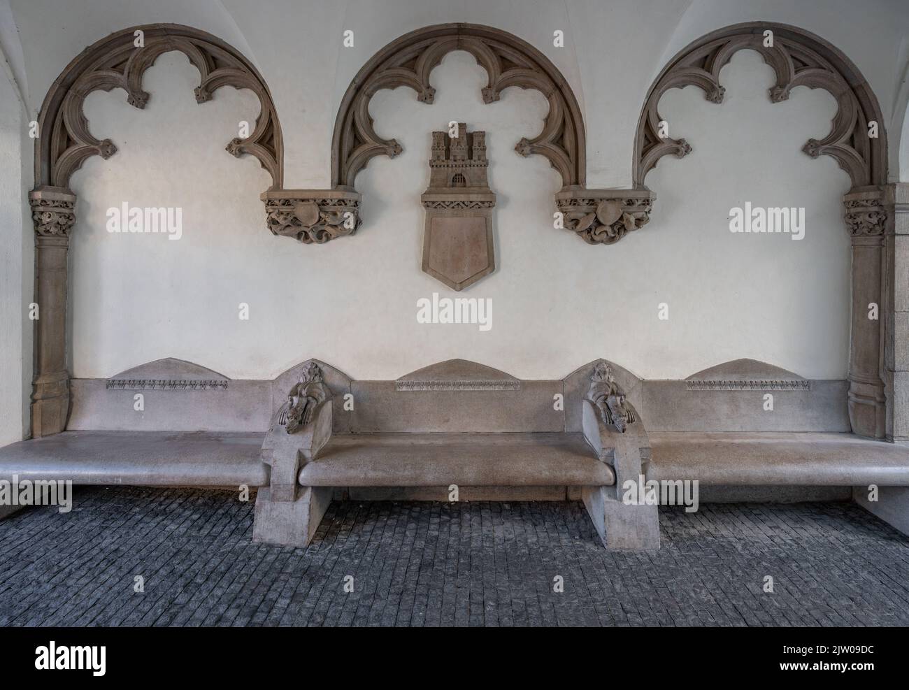 Steinbank und Wappen im Alten Rathaus - Bratislava, Slowakei Stockfoto