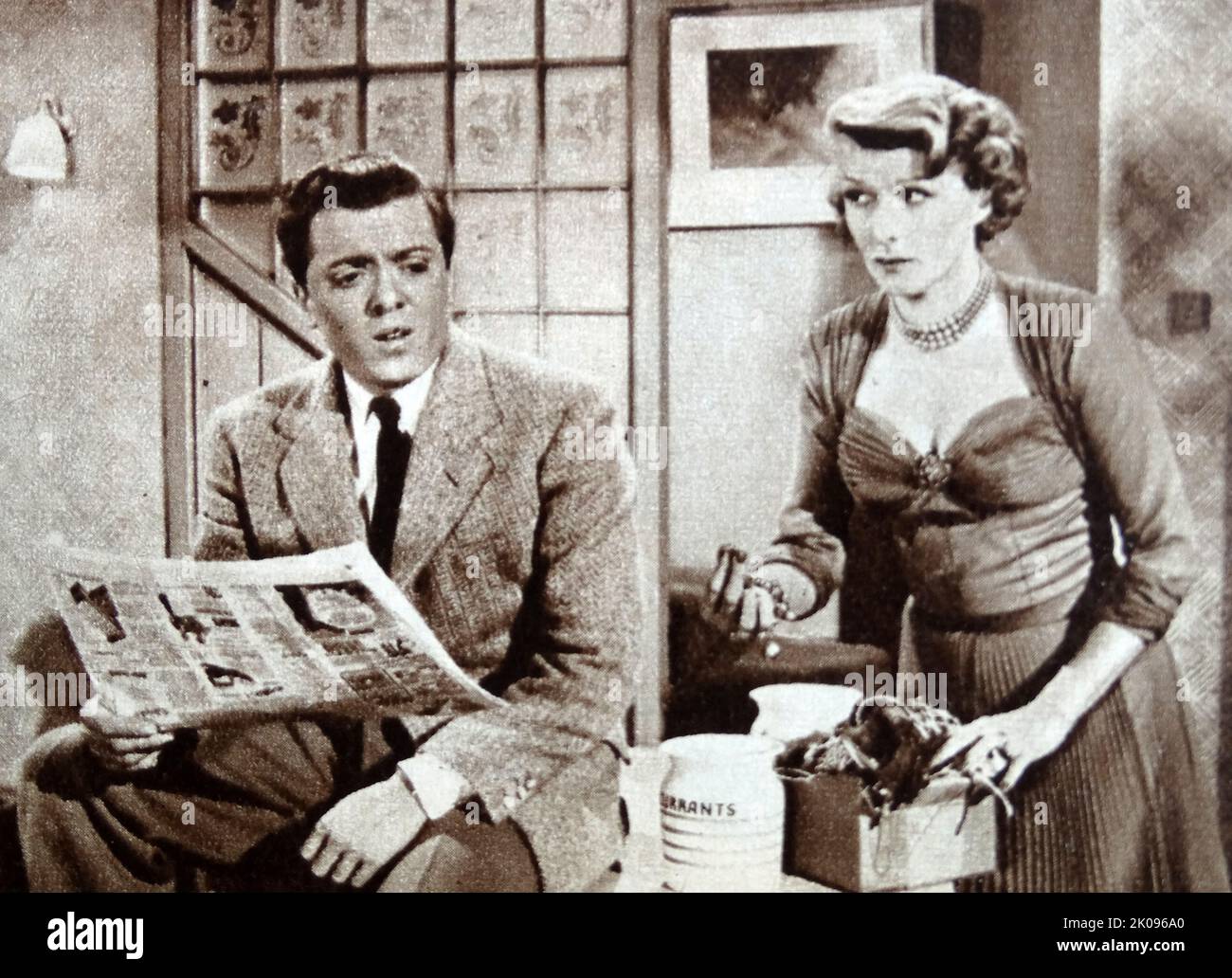 Heather Thatcher und Richard Attenborough in Father's Doing Fine, einem britischen Comedy-Film aus dem Jahr 1952. Heather Thatcher (3. September 1896 - 15. Januar 1987)[1] war eine englische Schauspielerin in Theater und Film. Richard Samuel Attenborough, Baron Attenborough, CBE, FRSA (29. August 1923 - 24. August 2014) war ein englischer Schauspieler, Filmemacher und Unternehmer. Stockfoto