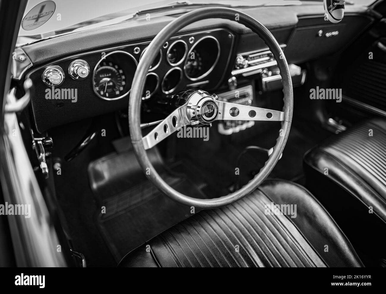 Nahaufnahme des alten Oldtimer-Lenkrads und des Cockpits. Retro-Stil Bild eines alten Autoradio im klassischen Auto Chevrolet-September 9, 2022-Vancouvere Stockfoto