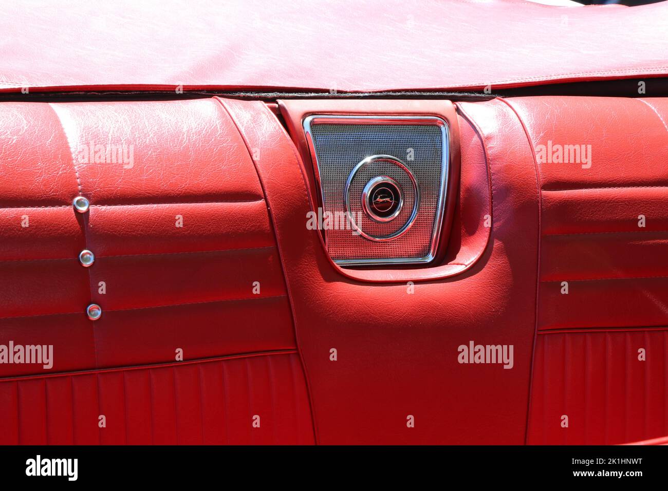 Monterey, CA, USA - 20 Aug 2022: Wunderschöne rote Lederausstattung (Rücksitz) eines restaurierten Klassikers Chevy Impala. Stockfoto