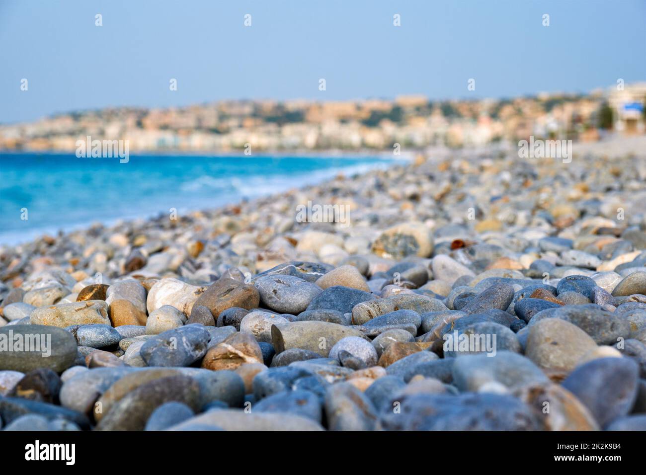 Strand mit Kieselsteinen am Morgen. Nizza, Frankreich Stockfoto