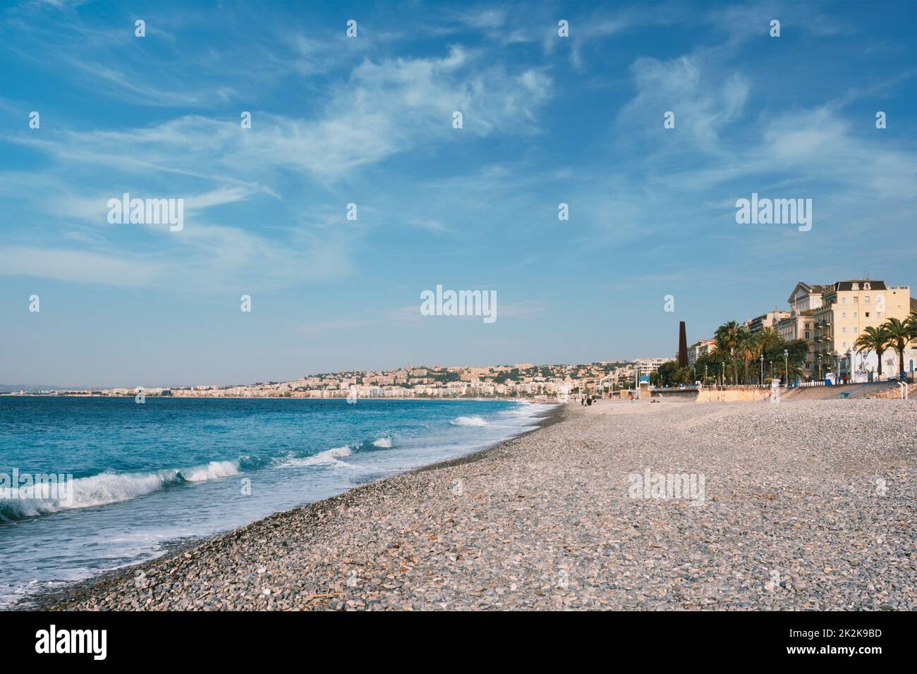 Strand mit Kieselsteinen am Morgen. Nizza, Frankreich Stockfoto