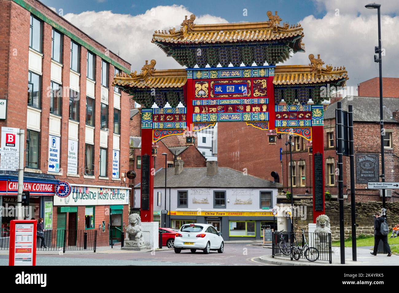 Newcastle-upon-Tyne, England, Vereinigtes Königreich.  Chinatown Eingangsbogen, St. Andrews Street.  Kulturelle Vielfalt: Irish Centre, amerikanischen Whisley, chinesisches Restau Stockfoto