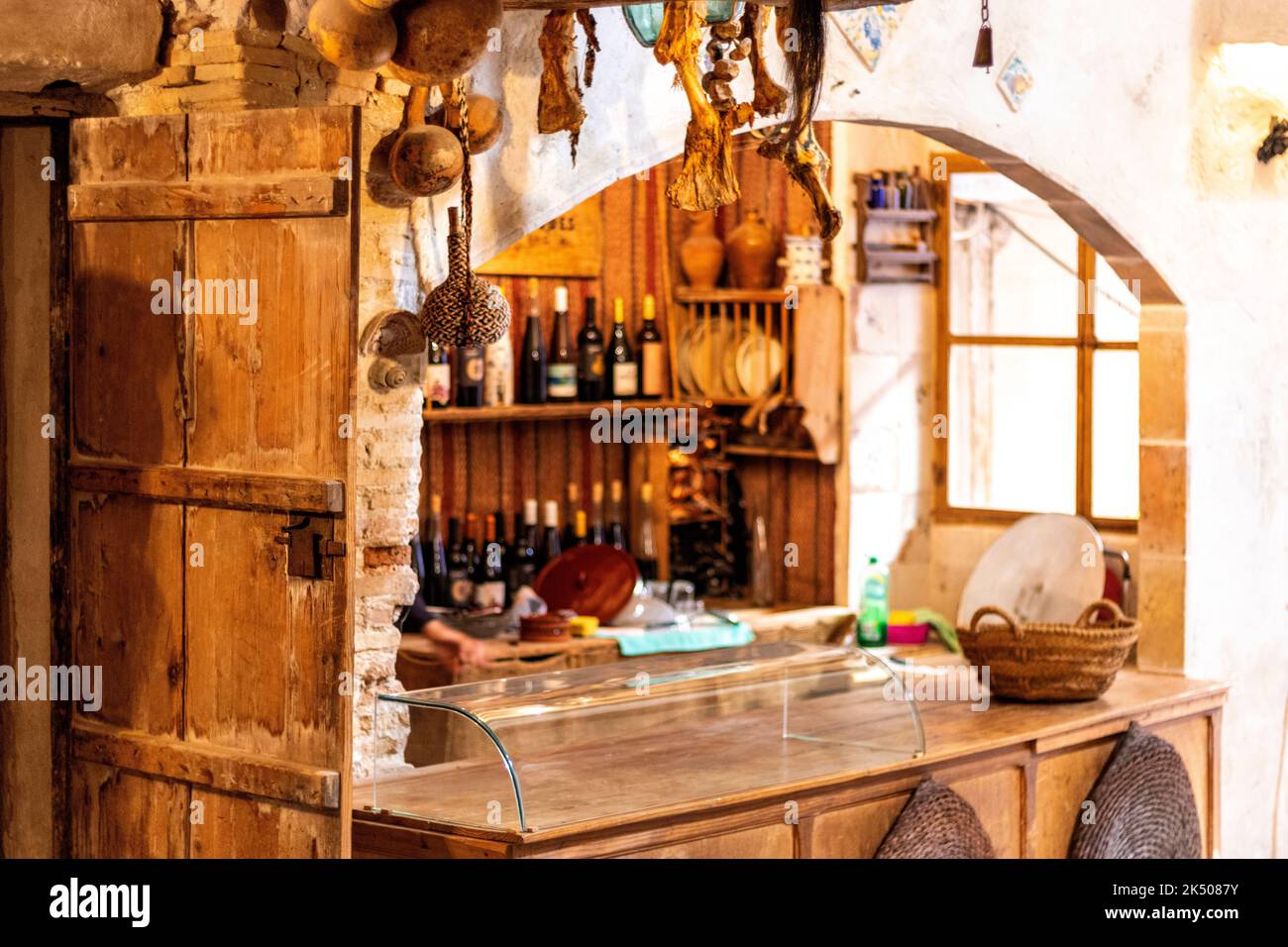 Mittelalterliche Szene. Mittelalterliches Haus mit Dekoration aus dieser Zeit in Spanien. Stockfoto