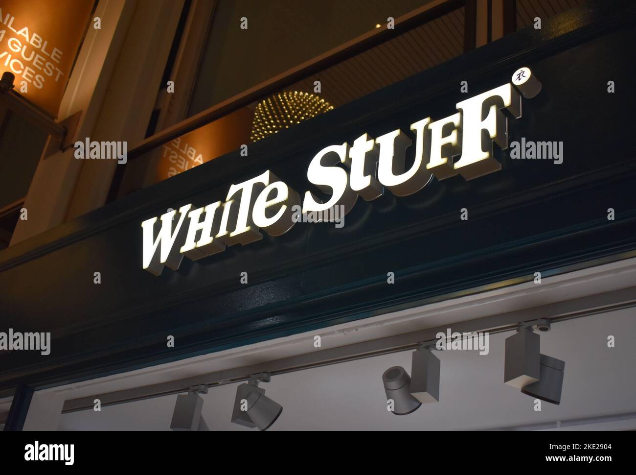 Das White Stuff Shop Schild am Sunset Walk, Zentrum:mk, Milton Keynes. Stockfoto