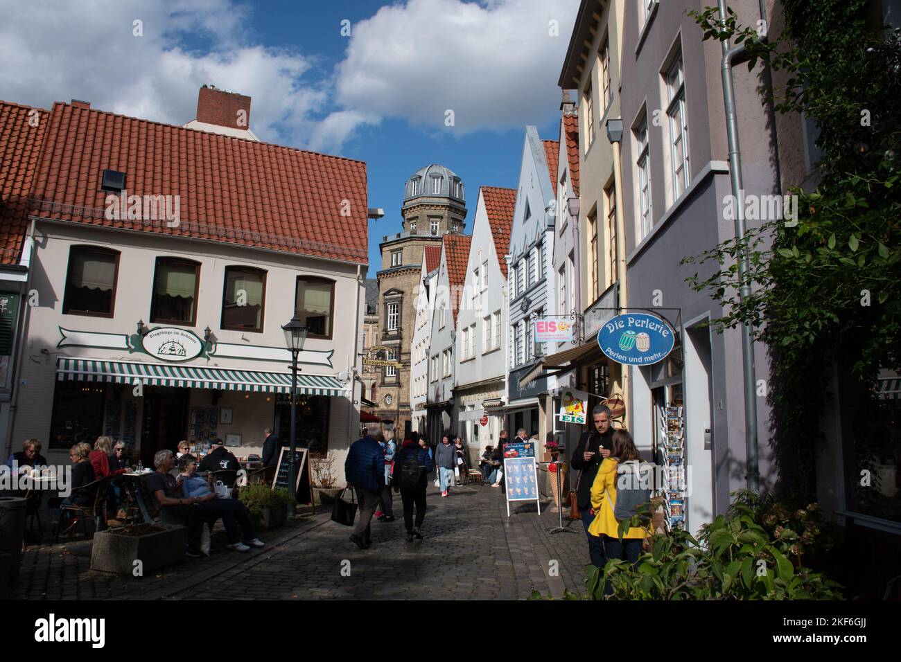 Geschäfte und Cafés im Bremer Bezirk Schnoor Stockfoto