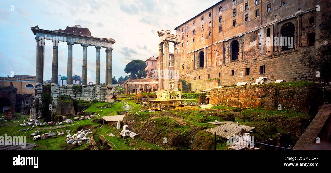 Alte Ruinen antiker Gebäude, Rom, Italien Stockfoto