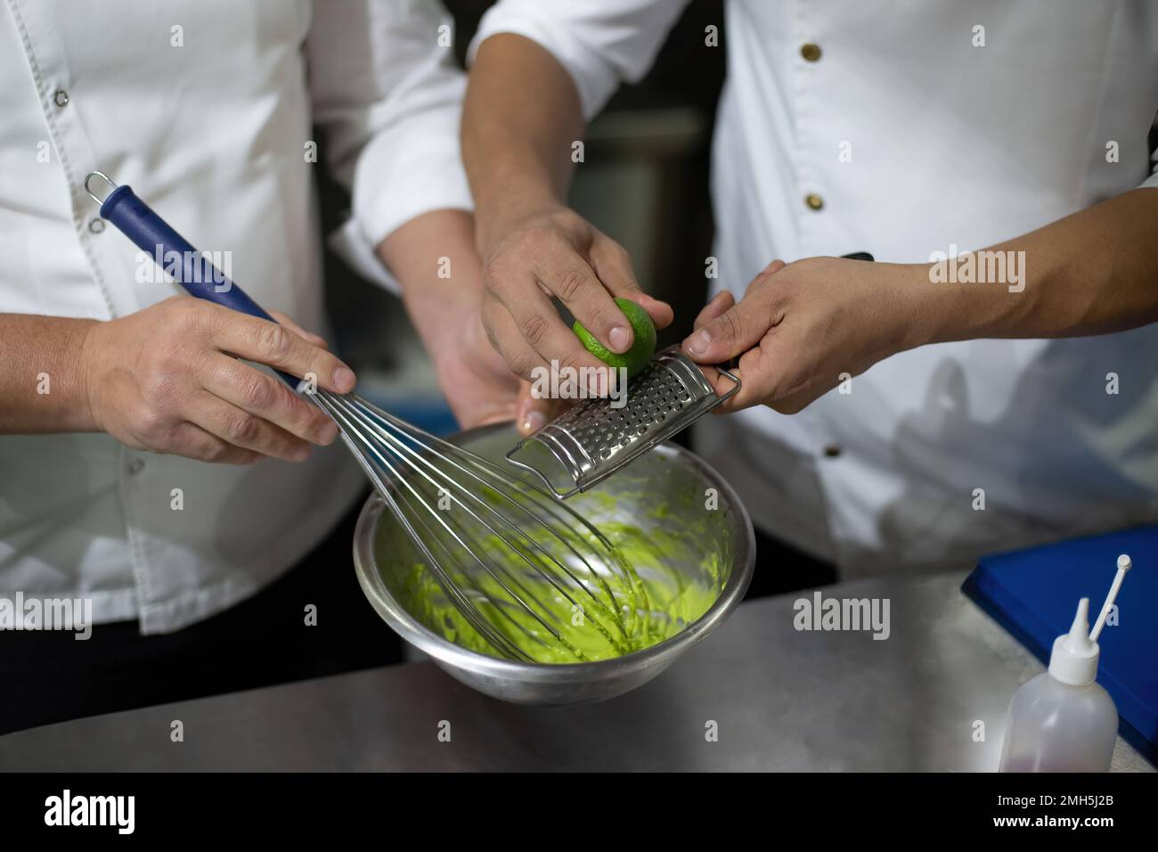 Kochen Sie Eier und Agar-Agar. Schlagen Sie Eier Stockfoto