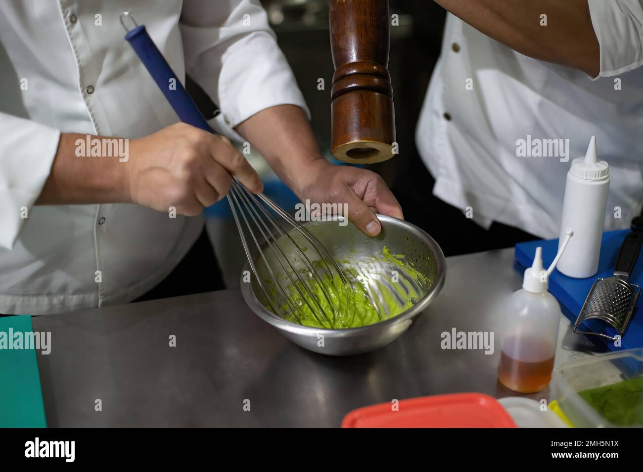 Kochen Sie Eier und Agar-Agar. Schlagen Sie Eier Stockfoto