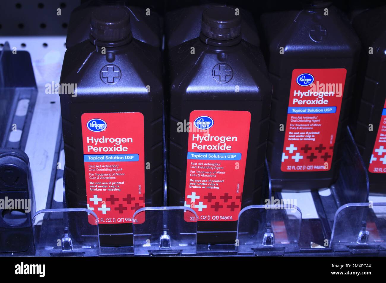 Kroger Wasserstoffperoxid in Flaschen auf einem Regal, Nahaufnahme Stockfoto