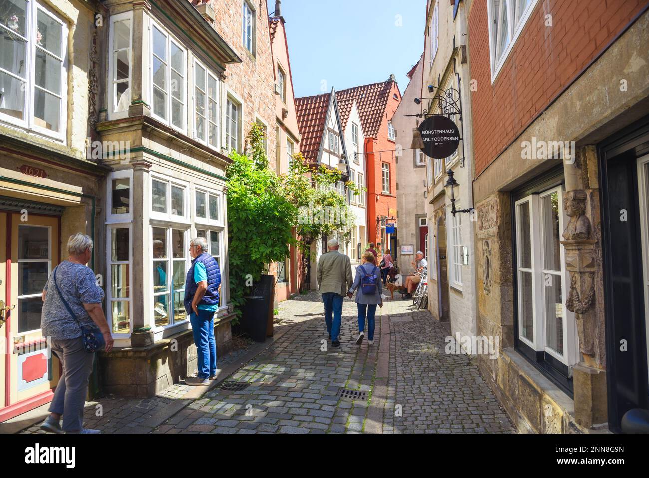 Einkaufsbummel im historischen Stadtteil Schnoor im Bremer Stadtzentrum Stockfoto