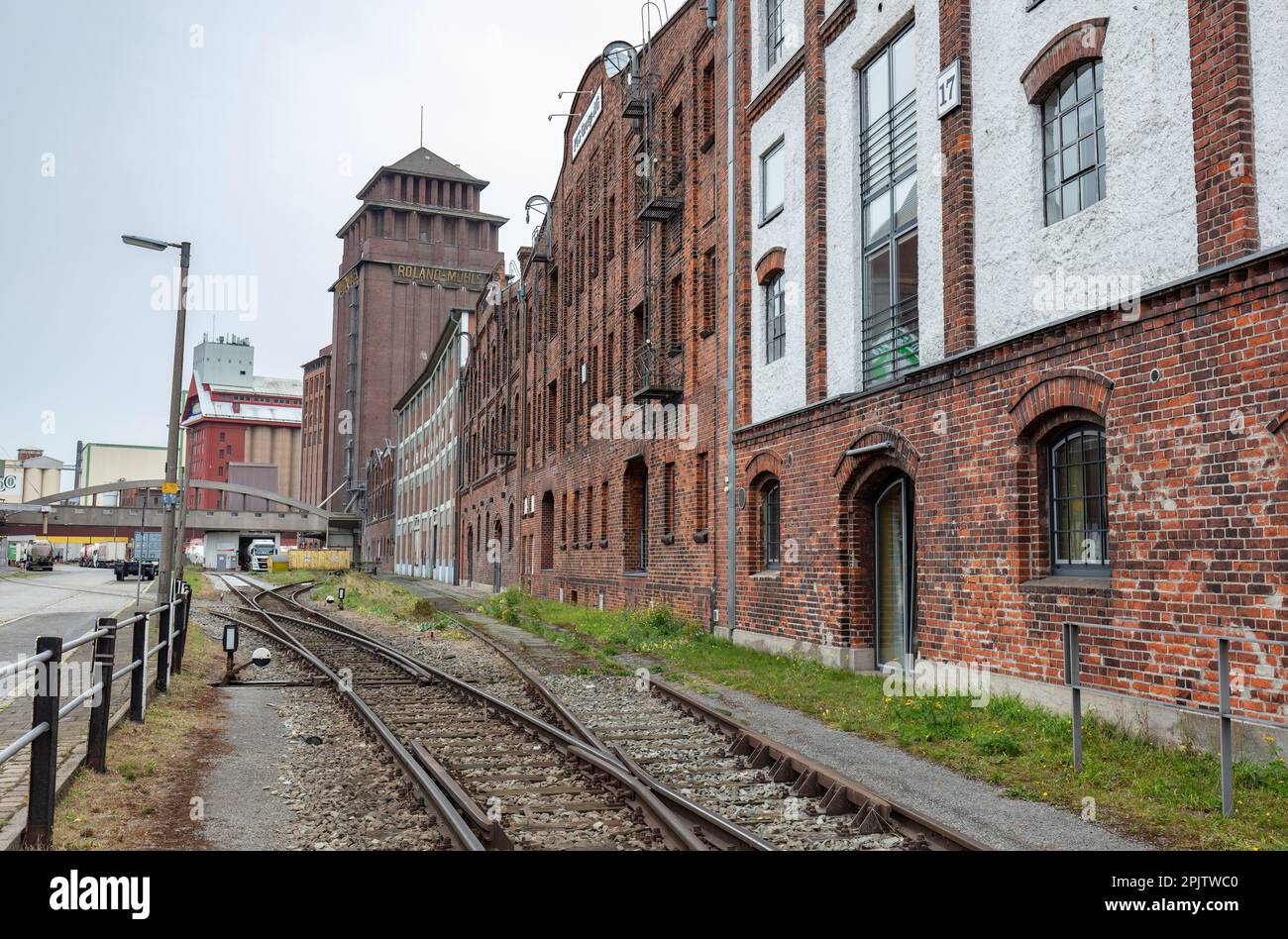 Historisches Industriegebiet in Fabrikenufer mit Bahngleisen und Rolandmuhle - Mehlwerk Roland, Bezirk Walle, Bremen. Stockfoto